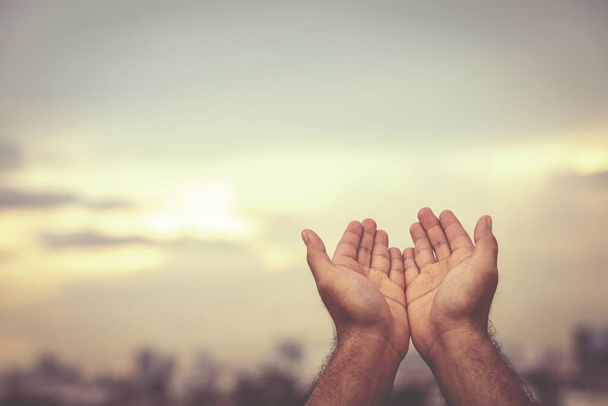 Руки человека молятся о благословении от Бога
  - Фото, изображение