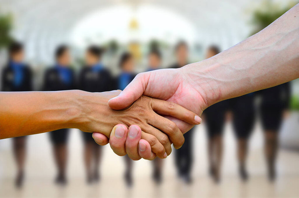 Рукопожатие как бизнес, имеющий дело с хорошими людьми на заднем плане, рукопожатие
 - Фото, изображение