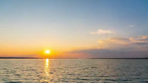 Úžasný Scénický západ slunce nad mořem s mraky v Oděse, Ukrajina čas vypršel s modrým, červeným a fialovým světlem. - Záběry, video