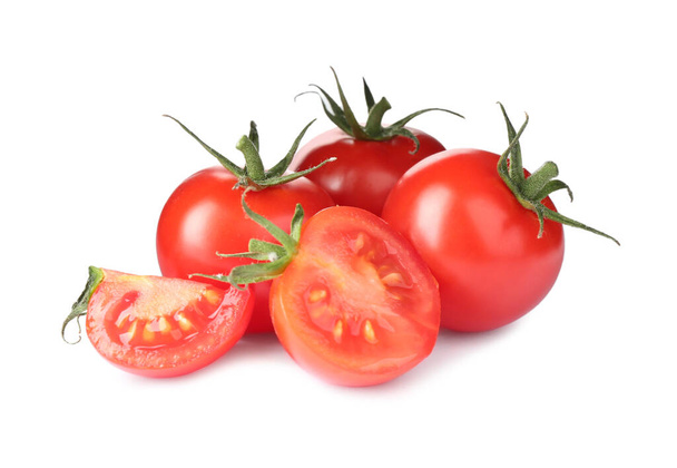 Leckere frische rohe Tomaten isoliert auf weiß - Foto, Bild