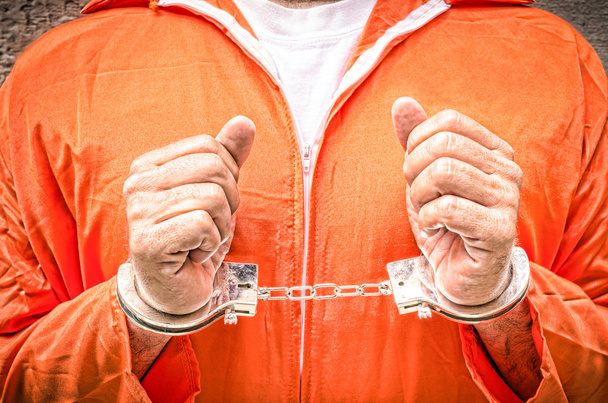 megbilincselték kezek - guantánamói börtönben narancssárga ruhát - Fotó, kép