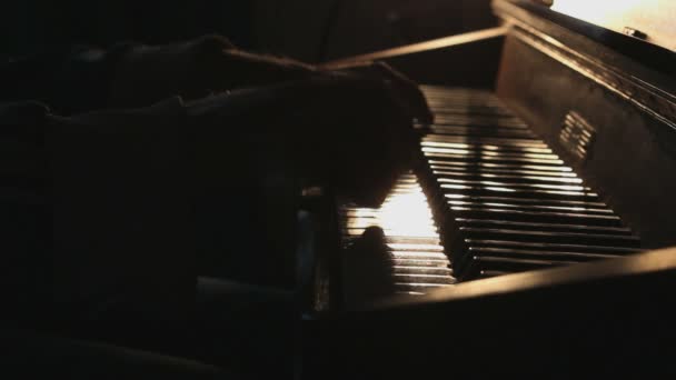 detailní záběry muže hrajícího na klavír s podsvícením - Záběry, video