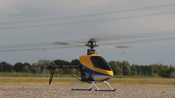 Helikopteri Rotors, lähikuva lentämisestä ja hidastamisesta - Materiaali, video