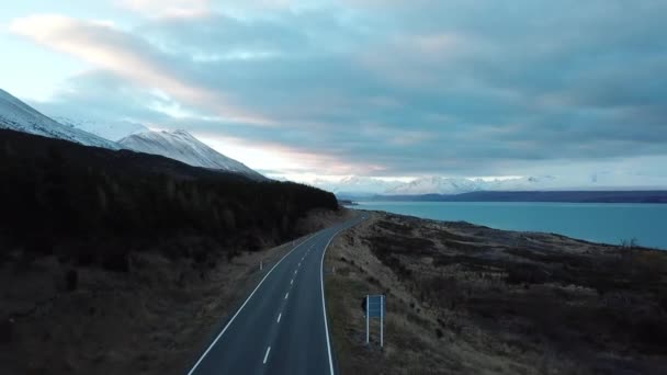 Letecký vůz na silnici u jezera Pukaki, oblačné oblohy a Mount Cook, Nový Zéland - Záběry, video