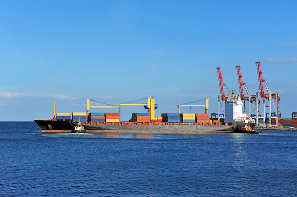 vontatóhajó támogató konténer hajó - Fotó, kép