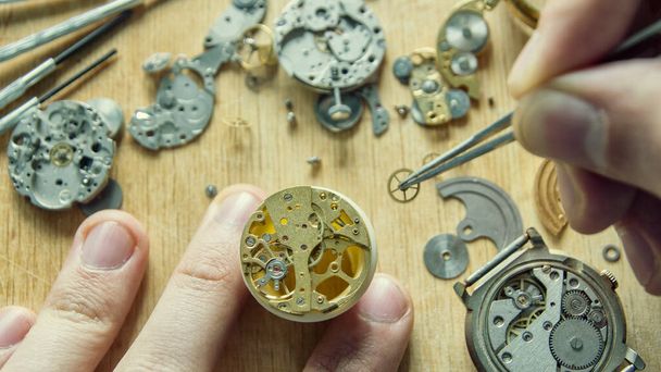 Reparação de relógios mecânicos, oficina do relojoeiro, close-up
 - Foto, Imagem