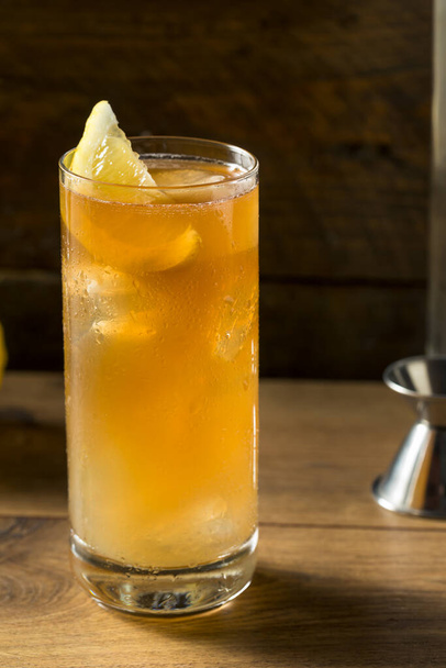 Boozy Long Island Iced Tea Cocktail with Lemon - 写真・画像