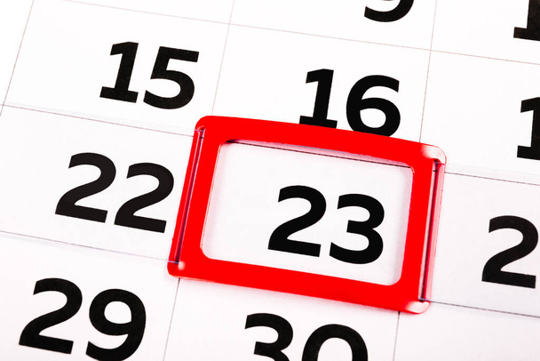 Die Zahl 23 auf dem Kalender ist rot hervorgehoben. Der dreiundzwanzigste denkwürdige Tag des Monats. Agenda für heute. Nahaufnahme. - Foto, Bild