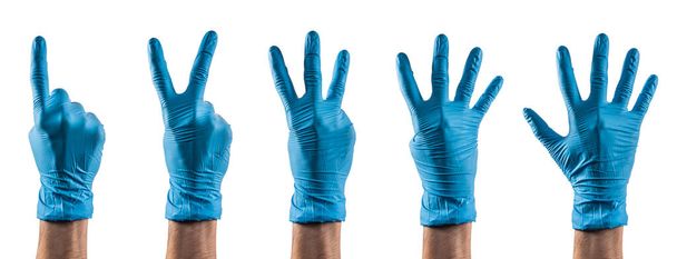 Sommige handen met blauwe latex handschoen tellen een tot vijf - Foto, afbeelding