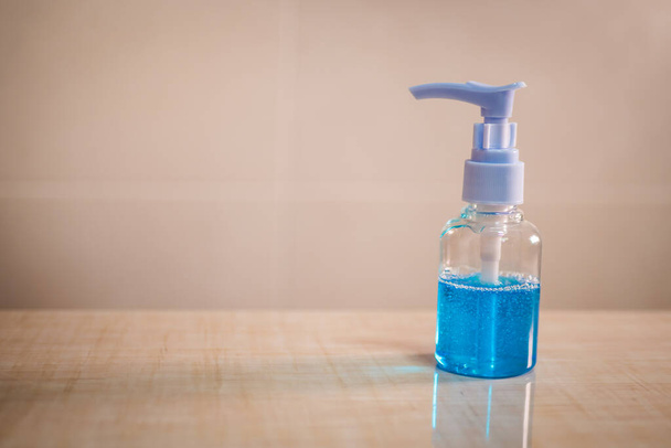 Sanitizer-Gel-Flasche zur Verhinderung von Coronavirus - Foto, Bild