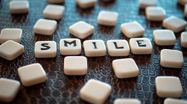 Kreuzworträtsel Spielsteine bilden das Wort "Lächeln" - Foto, Bild