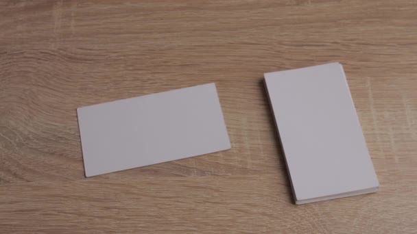 tarjetas de visita de papel blanco en blanco en la mesa
 - Imágenes, Vídeo