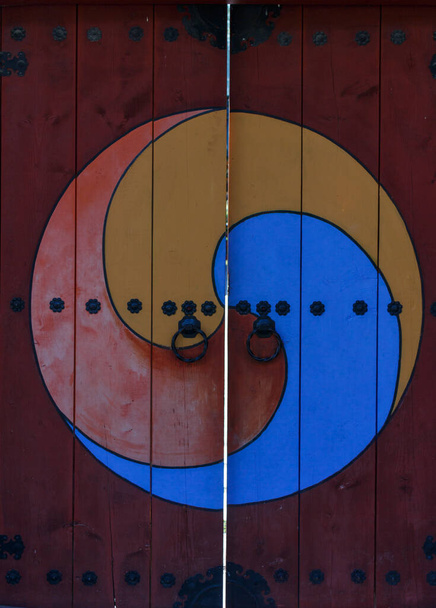 韓国の伝統的な正門。韓国の伝統的なメインエントランス。伝統的な韓国の木製のドア. - 写真・画像