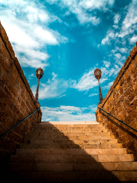 Kadun portaat siniselle taivaalle - Valokuva, kuva