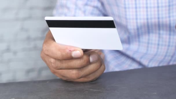 close up του ανθρώπου χέρι κρατώντας πιστωτική κάρτα . - Πλάνα, βίντεο