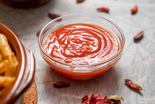 Salsa de tomate en un tazón de cristal
 - Foto, Imagen