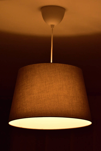 Lámpara de araña moderna con sombra textil y bombilla con blanco cálido. Foto vertical
. - Foto, Imagen
