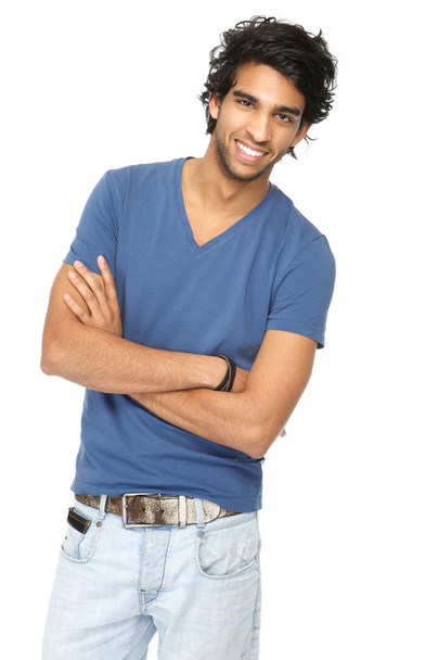 csinos, fiatal férfi mosolyogva keresztbe - Fotó, kép