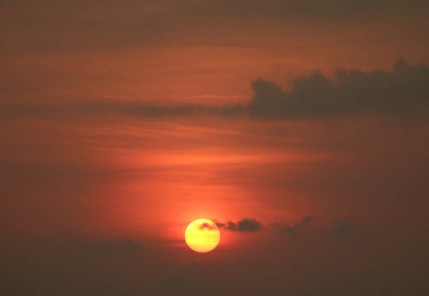 Tropischer goldener Sonnenuntergang am tief orangen bewölkten Himmel an der Küste Thailands - Foto, Bild