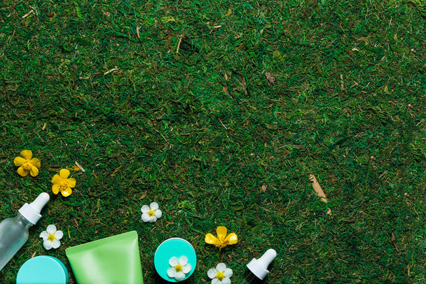 Bahar arkaplanı yüksek açı görünümünde kozmetik ürünleri - Fotoğraf, Görsel