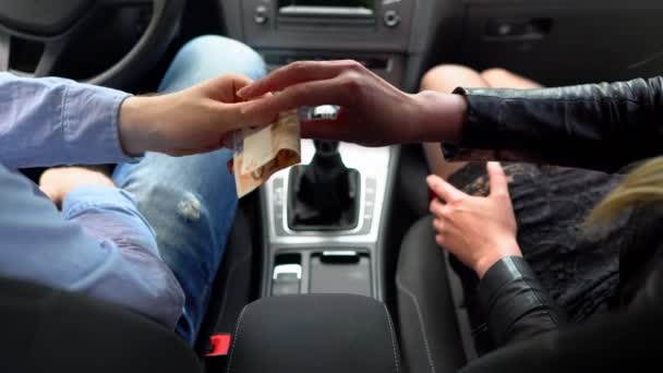 Női prostituált kap fizetséget az autóban nyújtott szolgáltatásaiért.. - Felvétel, videó