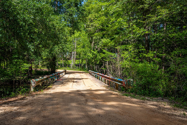 Jednoproudý most přejíždí potok po prašné cestě v jihovýchodní Georgii. - Fotografie, Obrázek