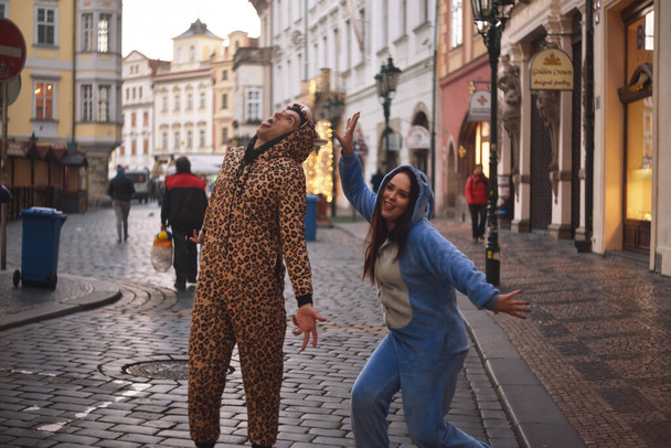 11/23/2017. Prague, Czech Republic. A couple in funny costumes walks around the city, going crazy. - Foto, immagini