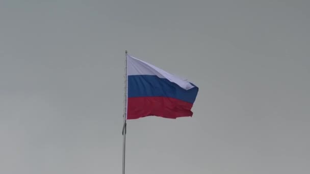 Rus bayrağı bulutlu gökyüzüne karşı - Video, Çekim