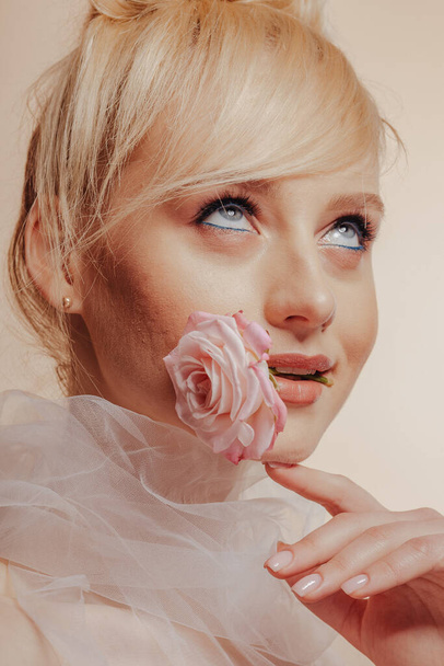 hübsche attraktive Mädchen mit blonden Haaren, Mode-Shooting, Rose, einfachen Hintergrund, Studio - Foto, Bild