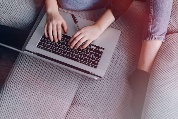 close-up van vrouwelijke knusse handen typen op stijlvolle laptop in modern interieur. werk online en laptop. - Foto, afbeelding