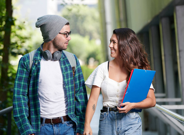 joven pareja camina a través de la universidad
 - Foto, imagen