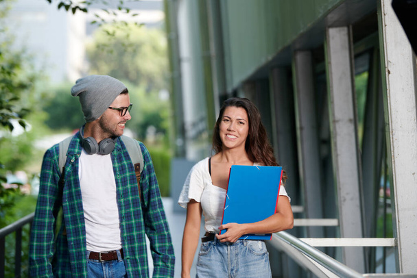 pari opiskelijaa kävelee yliopiston kampuksella - Valokuva, kuva