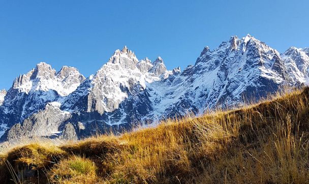 Panorama de las montañas alpinas al atardecer, tarjeta de felicitación o pancarta
 - Foto, Imagen