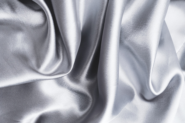 Естественный гладкий элегантный серый или серебристый шелковый текстиль фон, ткань сатина - Фото, изображение