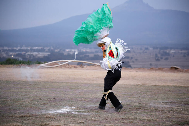 Шарро, мексиканский танцор в традиционном костюме, народные танцы на карнавале Тласкала Мексика
 - Фото, изображение