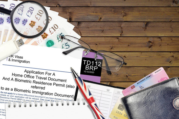 Englisches Formular TD112 Antrag auf ein Home-Office-Reisedokument und eine biometrische Aufenthaltsgenehmigung oder ein biometrisches Einwanderungsdokument der britischen Visa und Einwanderungsbehörden - Foto, Bild
