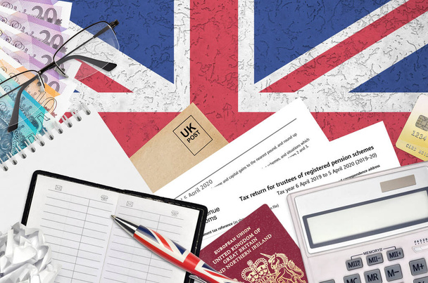HM gelir ve gümrük idaresinden kayyum emeklilik planlarının kayyum sahipleri için İngiliz Vergi formu sa970 vergi iadesi ofis eşyalarıyla birlikte masadadır. Birleşik Krallık 'ta HMRC belgeleri ve vergi ödeme süreci - Fotoğraf, Görsel