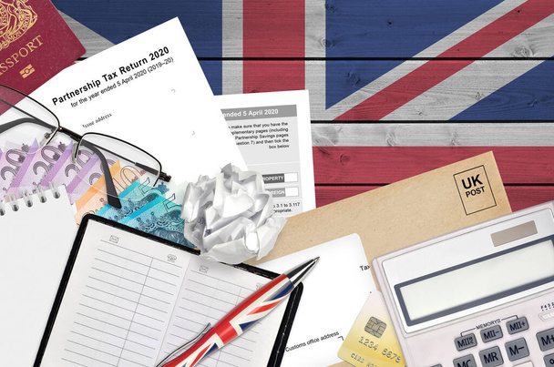 Angielski Formularz podatkowy sa800 Partnerstwo deklaracja podatkowa 2020 z przychodów i ceł HM leży na stole z pozycji biurowych. Dokumentacja HMRC i proces płatności podatków w Zjednoczonym Królestwie Wielkiej Brytanii - Zdjęcie, obraz