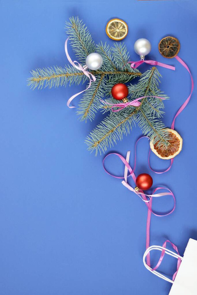 Mutlu Noeller, parlak mavi arkaplan, Noel dekoru, köknar dalları ve bir yazı için alan, üst görünüm - Fotoğraf, Görsel
