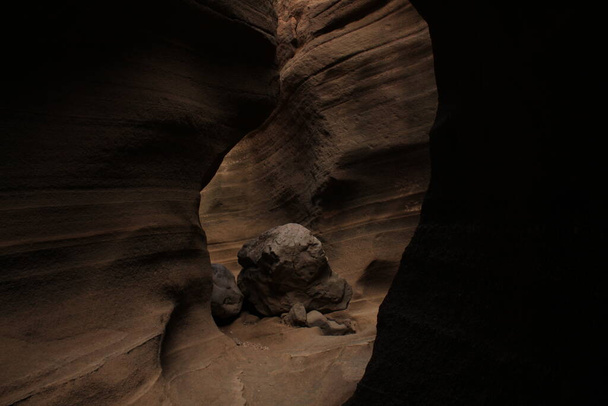 Büyük Kanarya 'daki meşhur volkanik kanyonun göz kamaştırıcı manzarası. - Fotoğraf, Görsel