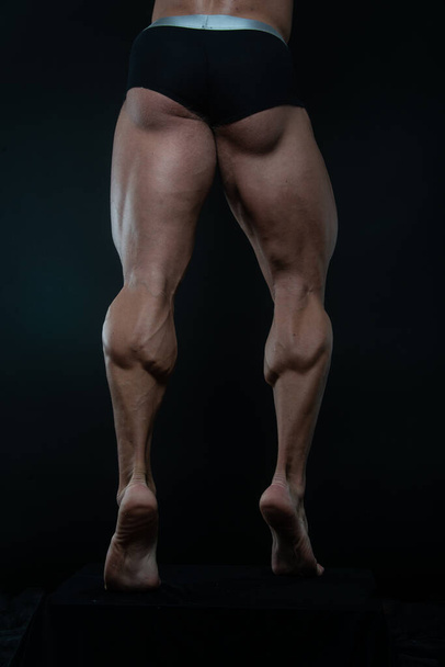Jambes masculines musclées sur fond isolé - Photo, image