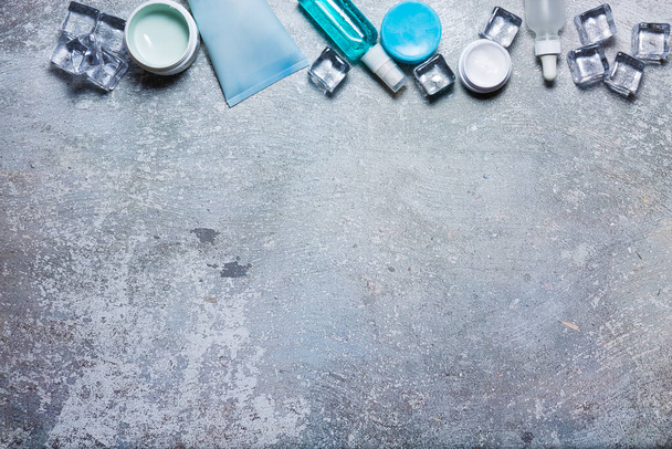 Kozmetikumok beton háttéren jégkockákkal - Fotó, kép