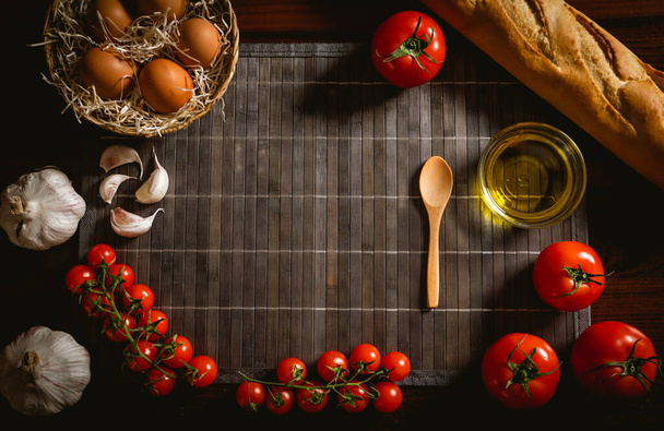 Alcuni ingredienti alimentari sani ed ecologici su un tavolo di legno con spazio al centro - Foto, immagini