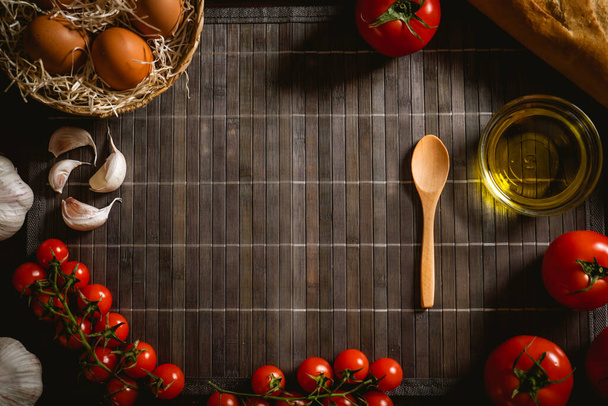 Algunos ingredientes alimentarios saludables y ecológicos en una mesa de madera con espacio en el centro
 - Foto, Imagen