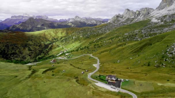 Widok z lotu ptaka na Passo Giau Jesienią, Dolomity, Włochy. Malownicze włoskie Dolomity - Materiał filmowy, wideo