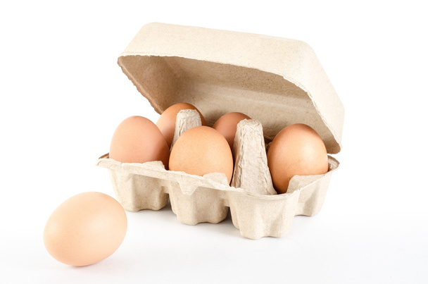Huevos frescos en bandeja de cartón
 - Foto, imagen