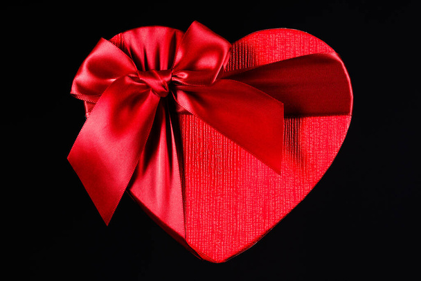Caixa de coração vermelho no fundo preto
 - Foto, Imagem