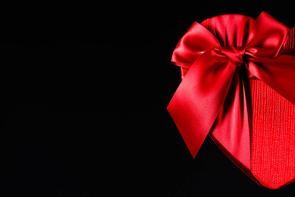 Siyah arkaplanda kırmızı kalp kutusu - Fotoğraf, Görsel
