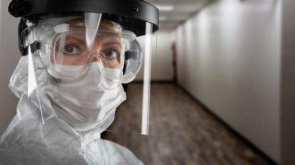 Kadın Doktor Sancağı ya da Tıbbi Yüzdeki Hemşire Maske Kalkanı ve Hastane Koridorundaki Koruyucu Vites. - Fotoğraf, Görsel