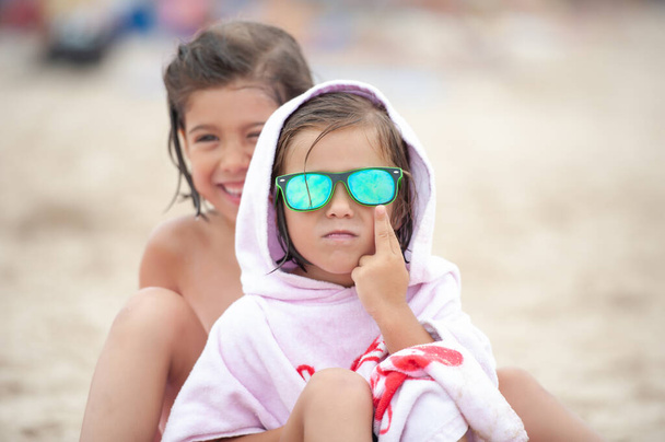 κορίτσια που πηγαίνουν διακοπές στην παραλία - Φωτογραφία, εικόνα